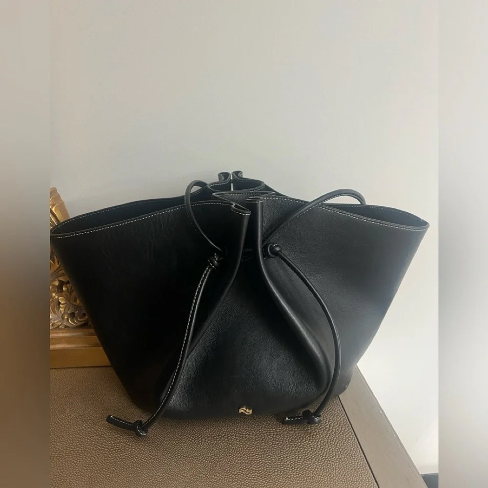 Women's Black Large Mochi Tote Bag - Picture 3 of 3